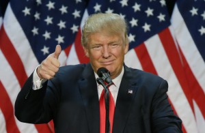 ARCHIVO - Fotografía de archivo del viernes 6 de mayo de 2016 muestra al precandidato presidencial republicano Donald Trump durante un acto de campaña en Eugene, Oregon. New Mexico registra el martes 24 de mayo visitas de campaña antagónicas del ex presidente Bill Clinton y de Trump. (Foto AP/Ted S. Warren, archivo)